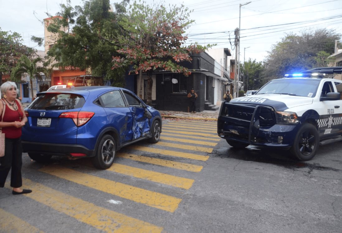 Fuerte choque entre patrulla y auto particular en calles de la colonia Zaragoza, Veracruz | VIDEO