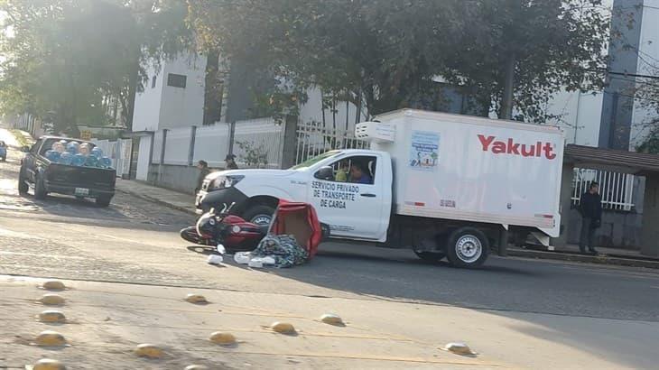 Accidente vial entre repartidor y  camioneta en la avenida Ruiz Cortines de Xalapa
