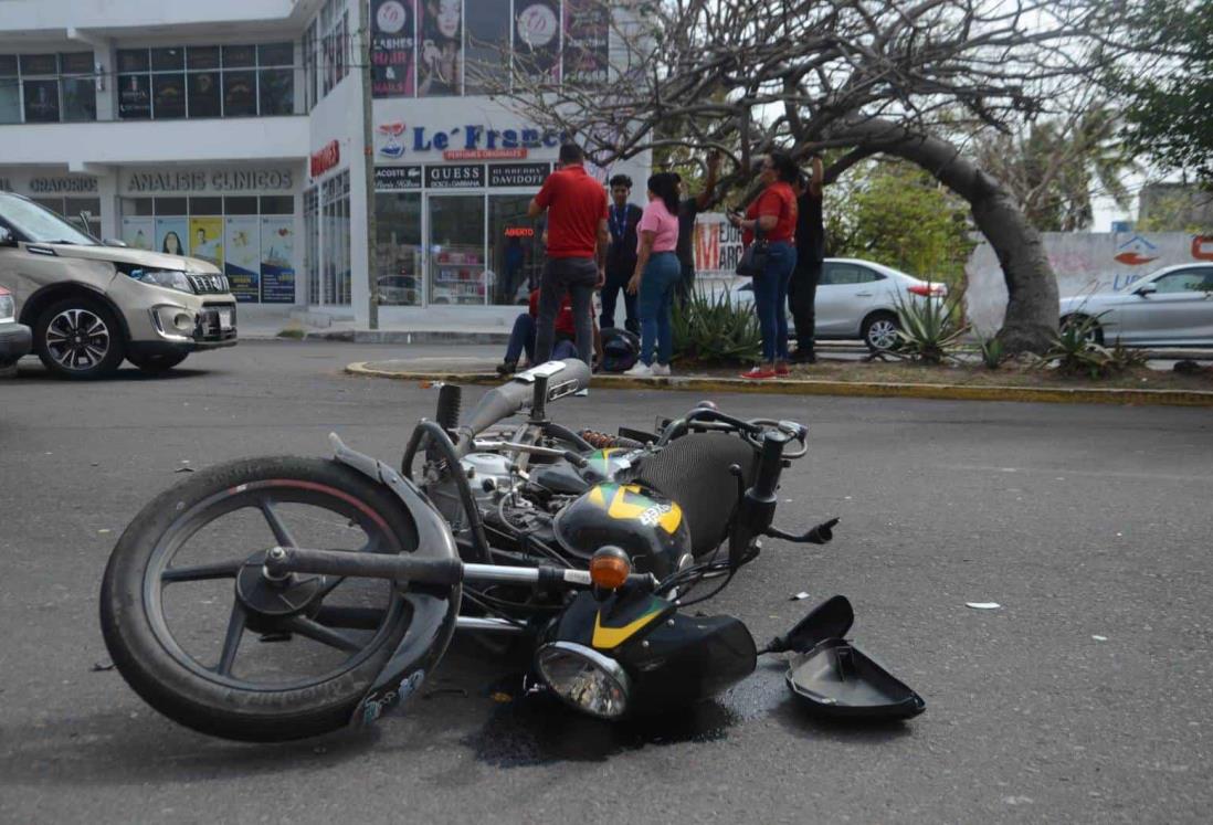 Joven motociclista se salva tras chocar contra camioneta en Costa Verde
