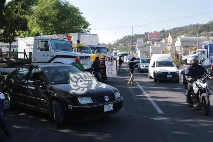 Bloquean dos carriles de los accesos a Xalapa, en Las Trancas