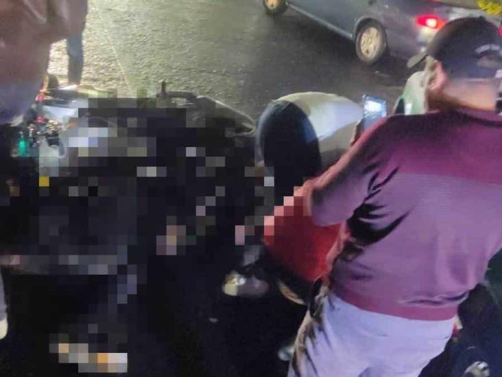 ¡Por un pelito! Motociclistas casi son atropellados por taxi, en Xalapa