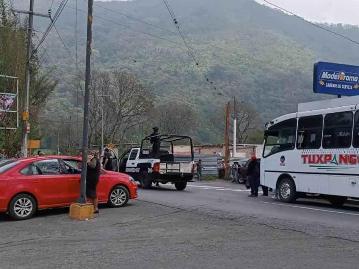 Con bloqueo, pobladores de Ixtaczoquitlán exigen corregir pavimentación de carretera