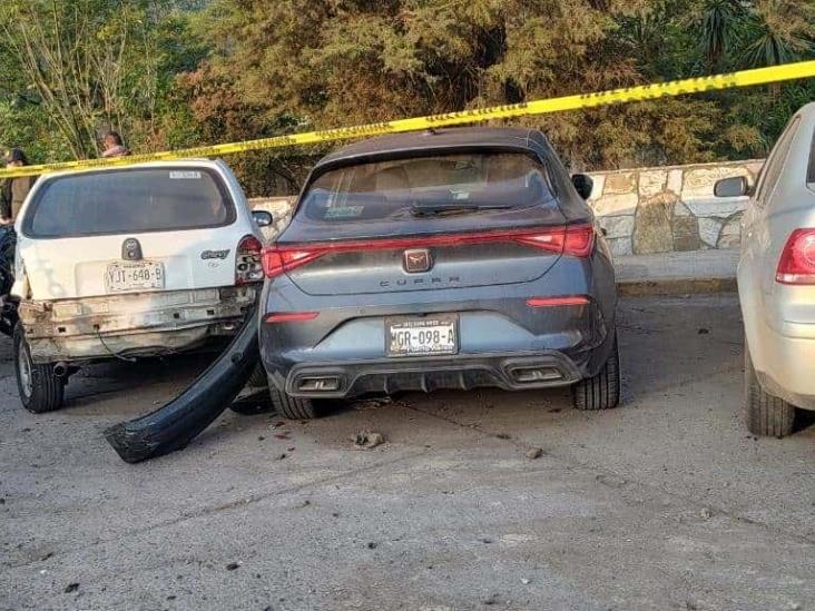 Vehículo en sentido contrario causa carambola en Río Blanco