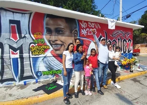 Visitan papás el mural de Diego Chávez