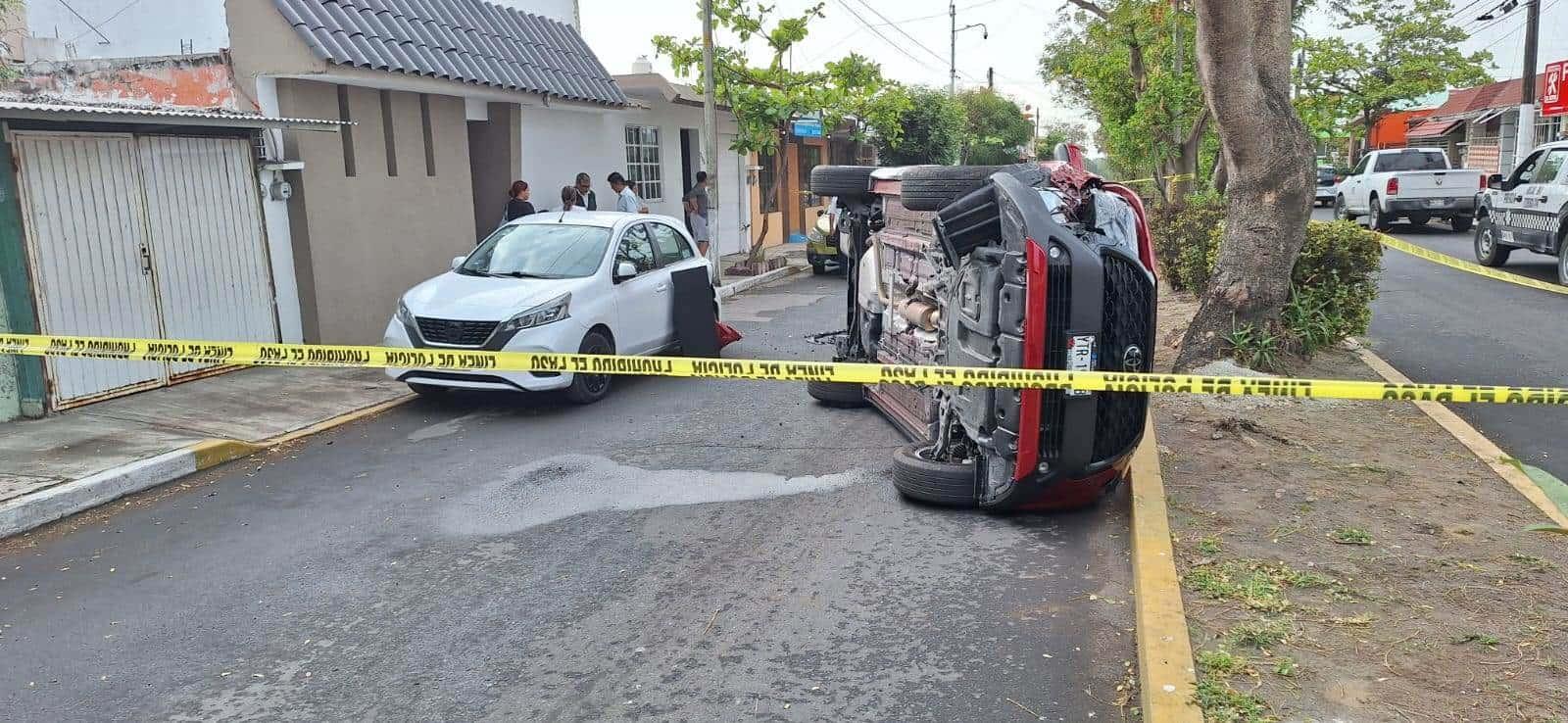 Vuelca su camioneta tras chocar en calles de El Coyol, en Veracruz