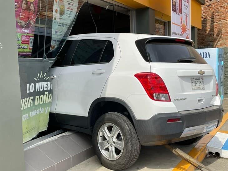 Dio el volantazo: camioneta se incrusta en un Oxxo en Poza Rica