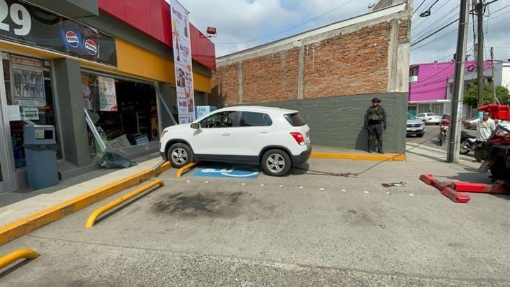 Dio el volantazo: camioneta se incrusta en un Oxxo en Poza Rica