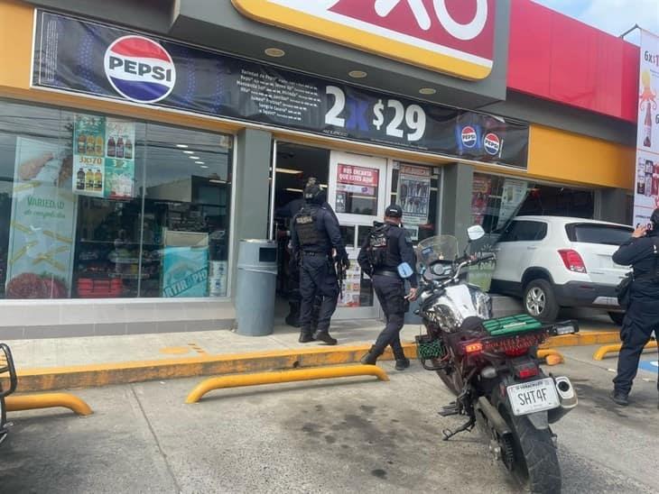 Dio el volantazo: camioneta se incrusta en un Oxxo en Poza Rica