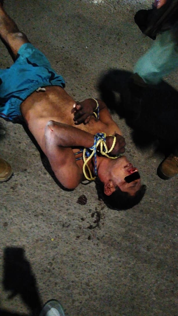 Vecinos de colonia en Veracruz amarran y golpean a presunto ladrón