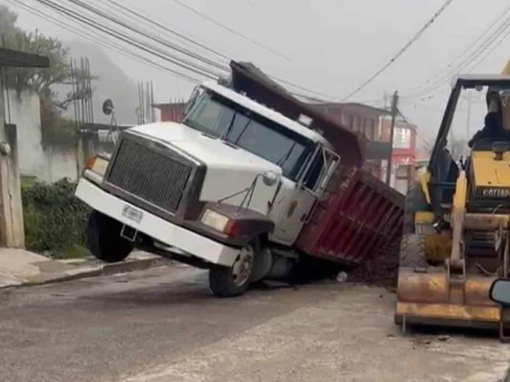 Socavón en calle de Coatepec se ‘traga’ un camión cargado de grava