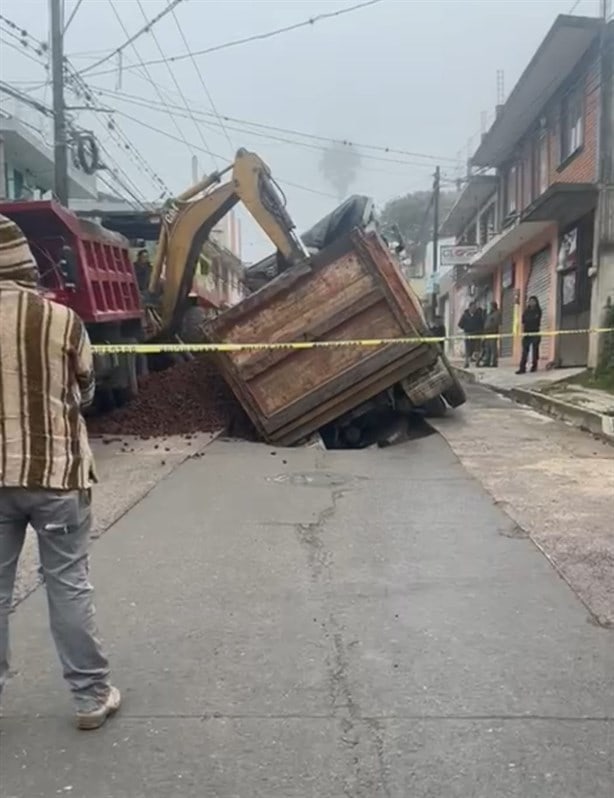 Socavón en calle de Coatepec se ‘traga’ un camión cargado de grava