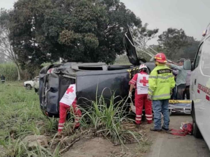 Vuelca auto en la carretera Córdoba-Omealca; hay tres lesionados