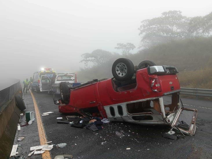 Camioneta sufre aparatosa volcadura en el libramiento de Xalapa