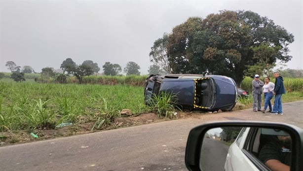 Vuelca auto en la carretera Córdoba-Omealca; hay tres lesionados