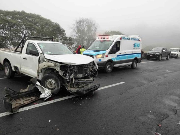 ¡Otro accidente en el libramiento de Xalapa! Camioneta derrapa y choca contra auto