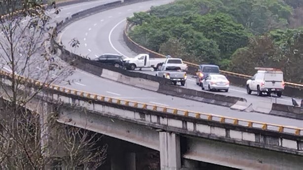 ¡Otro accidente en el libramiento de Xalapa! Camioneta derrapa y choca contra auto