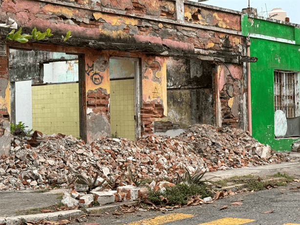 Vecinos de la colonia Formando Hogar denuncian escombros de casa en ruinas