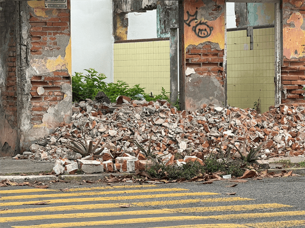 Vecinos de la colonia Formando Hogar denuncian escombros de casa en ruinas