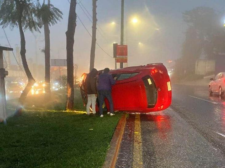 Por neblina, auto sufre volcadura en Las Trancas