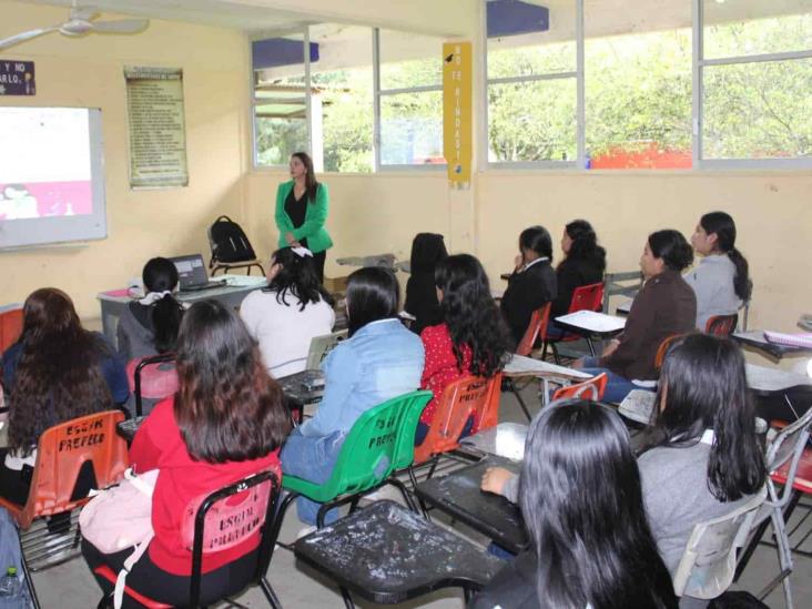 Dan conferencia motivacional a estudiantes de UPAV-ESGIM, en Misantla