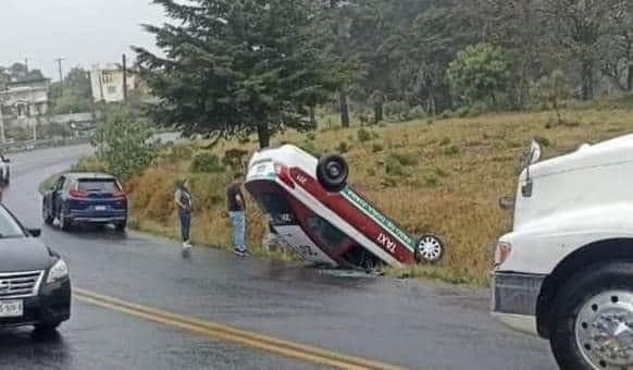 En curvas de Las Vigas, vuelca taxi de Paso Doña Juana