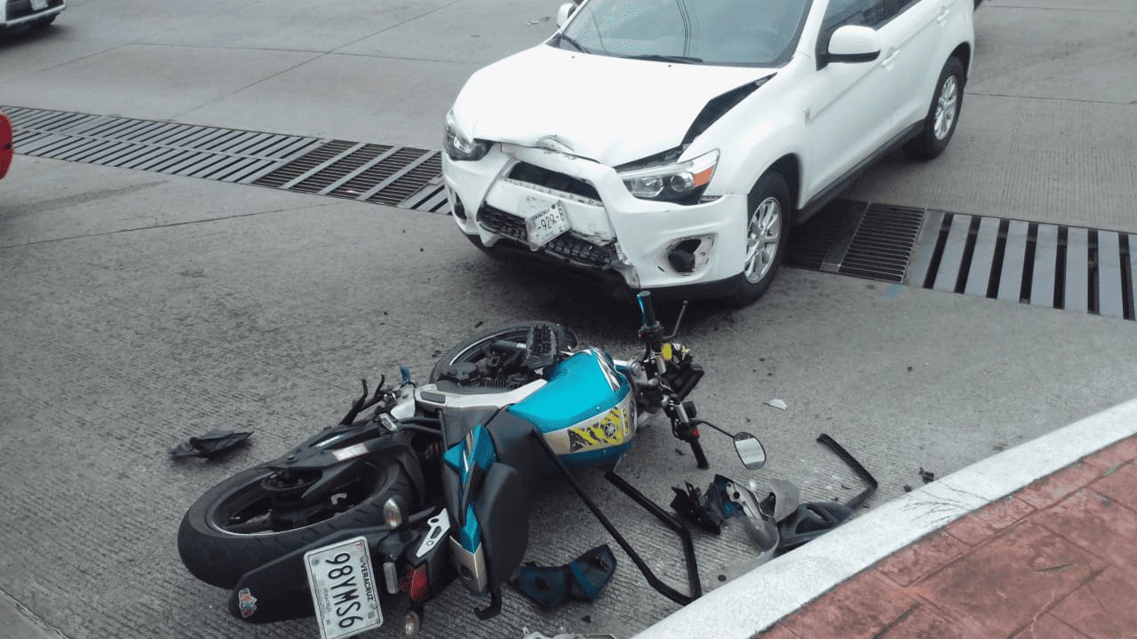 Impactan joven motociclista afuera del fraccionamiento Las Vegas, Veracruz