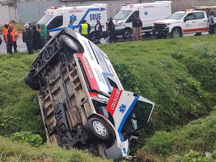 Ambulancia de Escorpión vuelca en Banderilla; hay tres paramédicos lesionados