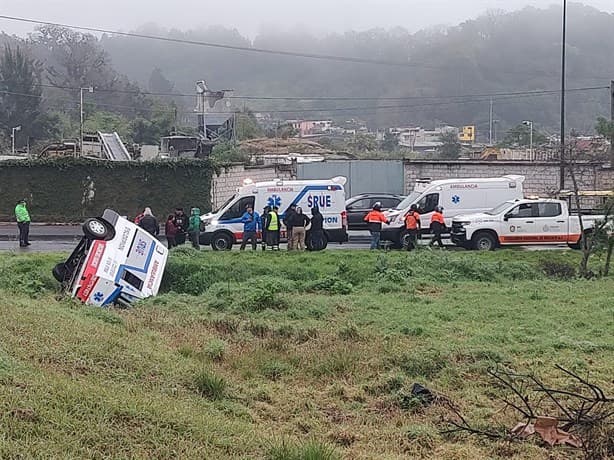 Ambulancia de Escorpión vuelca en Banderilla; hay tres paramédicos lesionados