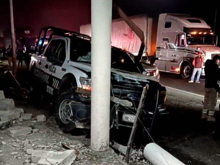 Patrulla de la SSP choca contra negocio en la autopista Puebla-Orizaba