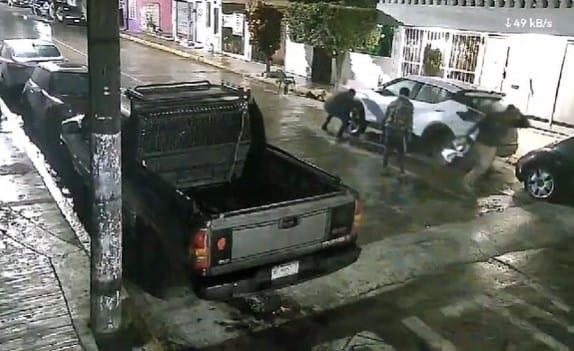 Captan momento exacto en el que roballantas hurtan neumáticos en Orizaba (+Video)