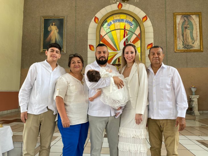 Inha Chávez Parra recibe su primer sacramento