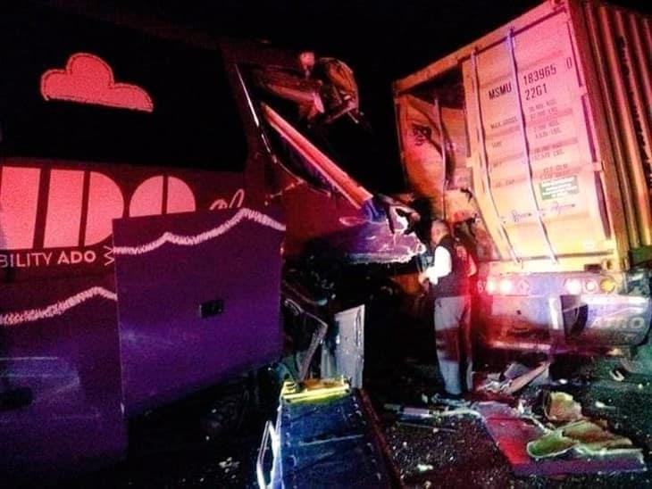 Fuerte choque entre autobús ADO y tráiler deja 8 lesionados en Las Vigas 