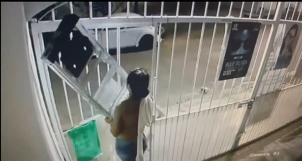 Pareja es captada cometiendo robo en una vivienda, en la colonia El Mirador de Xalapa