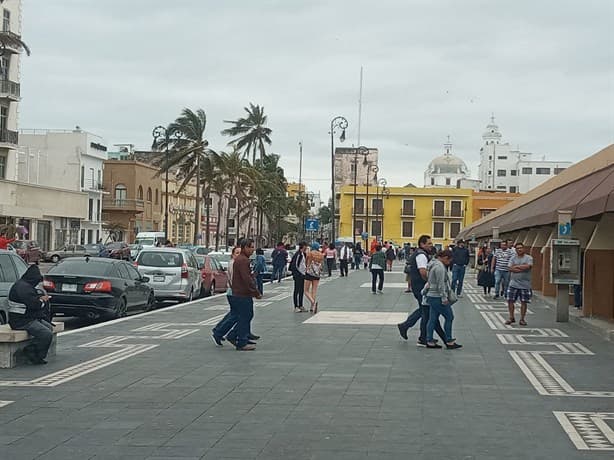 Turistas con frío y norte recorren el Zócalo y malecón de Veracruz