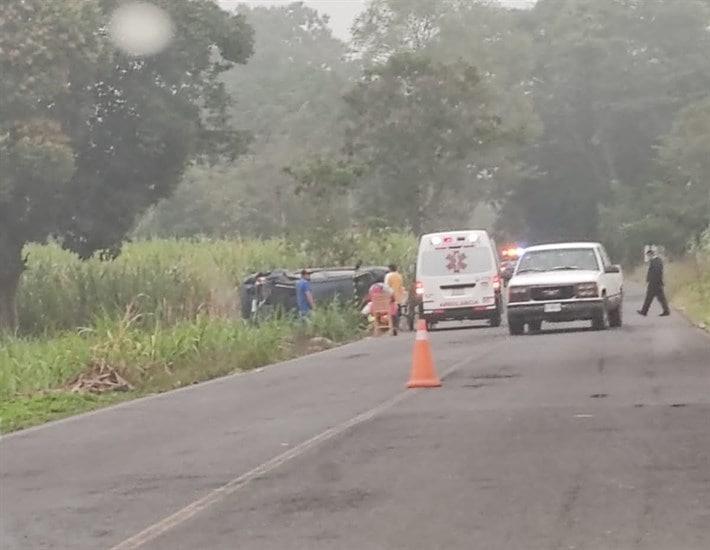 Se registra volcadura de tráiler en la carretera Córdoba-La Tinaja