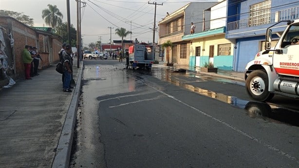 Incendio acaba con camioneta en calles de Orizaba