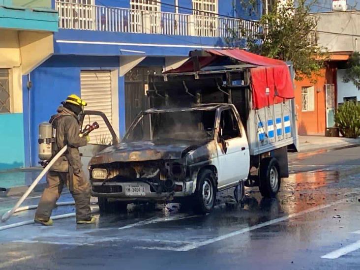 Incendio acaba con camioneta en calles de Orizaba