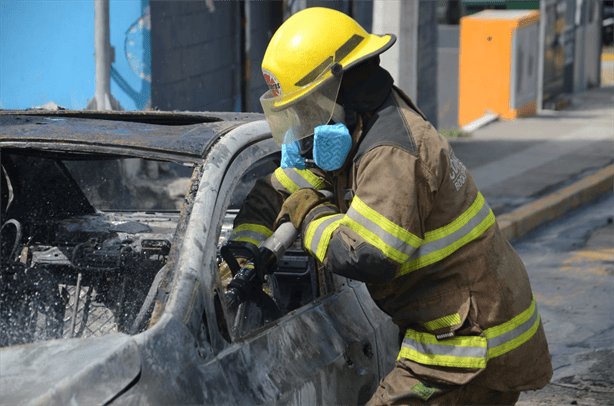 Se incendia automóvil en calles de la colonia Adalberto Tejeda, Boca del Río