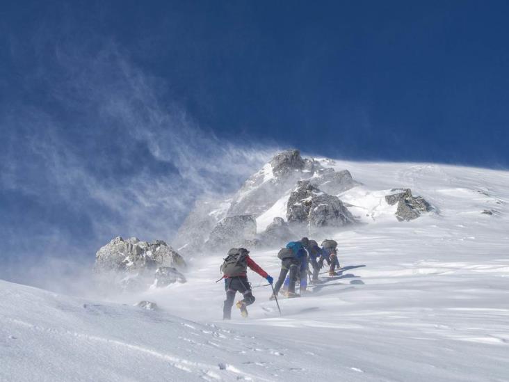 Buscan milagro en rescate de alpinistas perdidos en el Pico de Orizaba