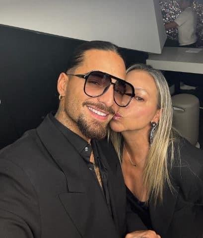 Maluma cumple sueño de su madre en concierto de Luis Miguel