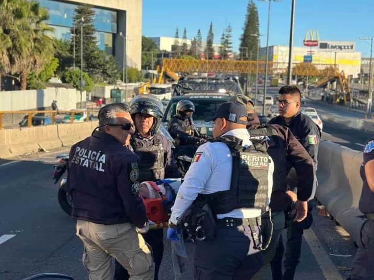 Derrapa motociclista en el puente Bicentenario de Xalapa