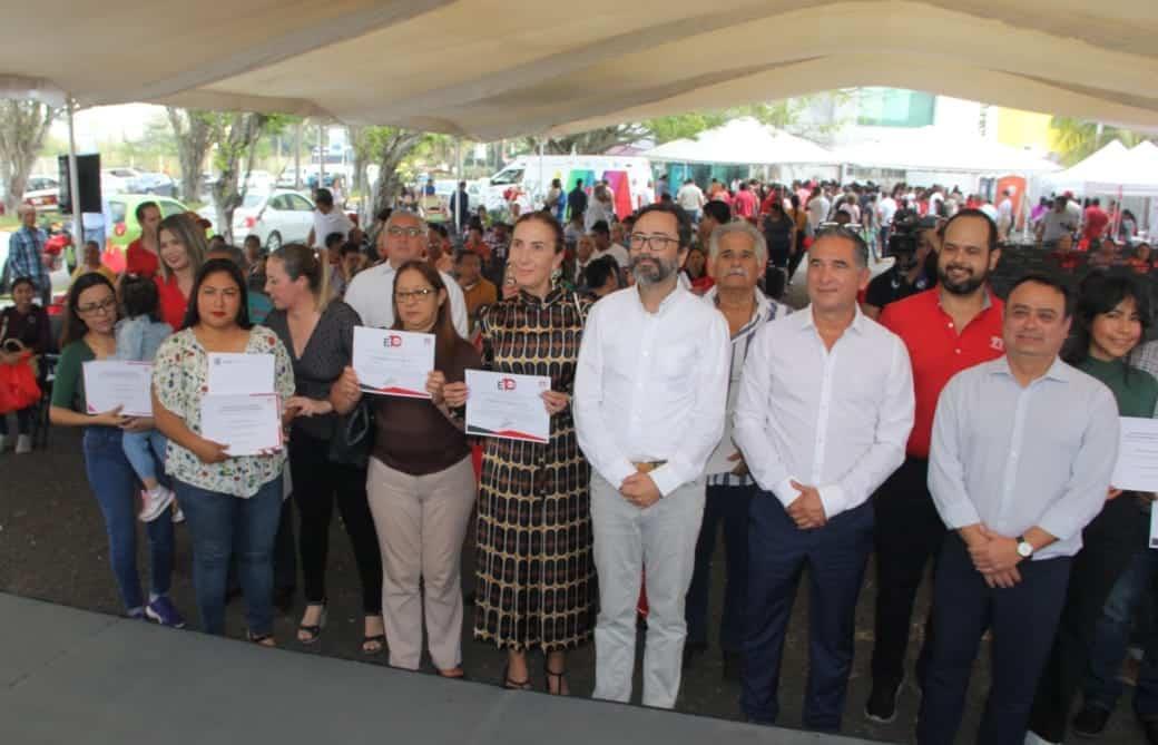 Infonavit entrega escrituras y créditos de mejora a familias de Medellín