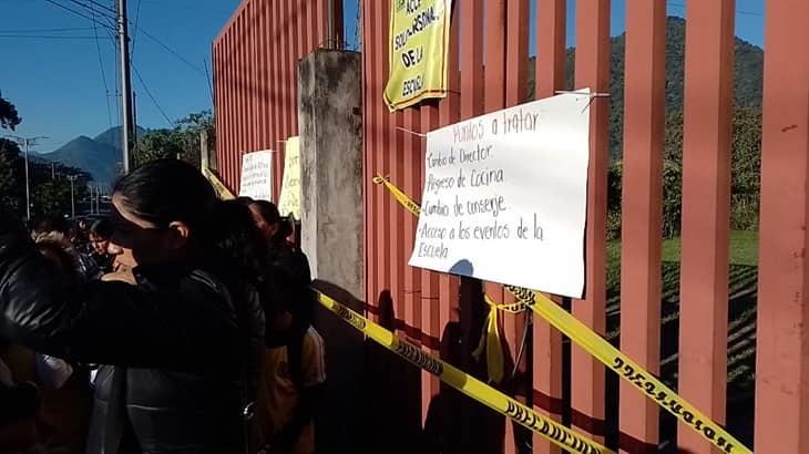 Entre cartulinas y gritos grupo de padres toman telesecundaria de Ixtaczoquitlán (+ VIDEO)