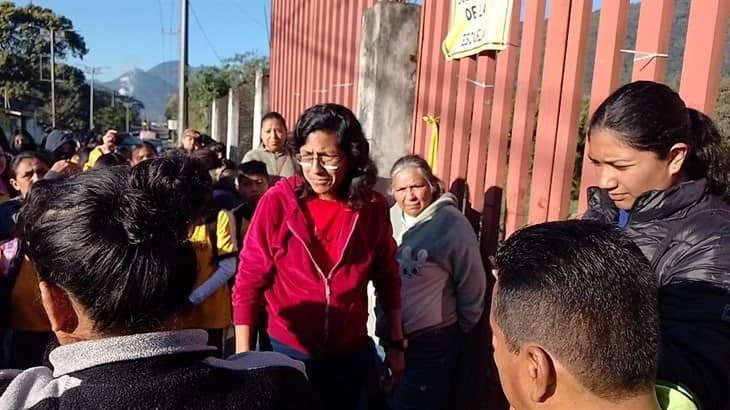 Entre cartulinas y gritos grupo de padres toman telesecundaria de Ixtaczoquitlán (+ VIDEO)