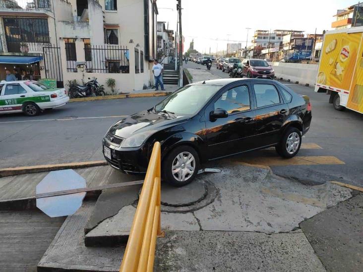 Adulto mayor pierde el control de su auto y atropella a peatón, en Xalapa