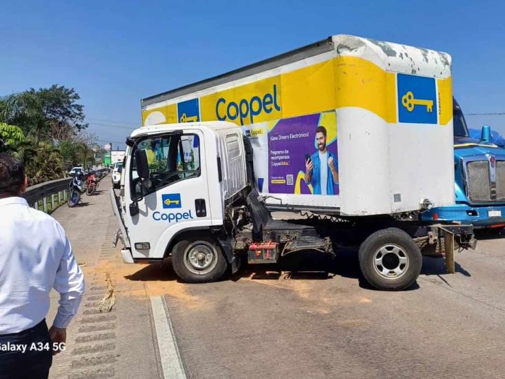 Camioneta de conocida tienda departamental sufre accidente en la Puebla-Veracruz