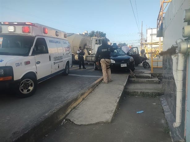 Adulto mayor pierde el control de su auto y atropella a peatón, en Xalapa