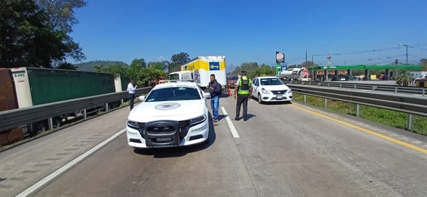 Camioneta de conocida tienda departamental sufre accidente en la Puebla-Veracruz