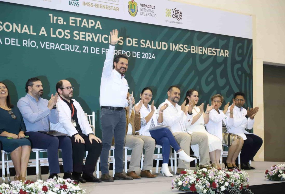 Zoé Robledo entrega basificación a personal del IMSS Veracruz