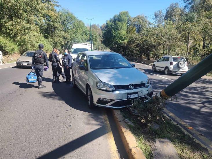 Auto choca contra un poste de alumbrado público en el bulevar Xalapa- Coatepec